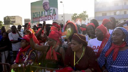 Aux cris de «Libérez Khalifa», quelque 300 partisans du maire de Dakar, emprisonné depuis mars 2017, ont manifesté le 29 octobre pour demander la libération de Khalifa Sall, La justice sénégalaise a demandé au Parlement la levée de son immunité parlementaire. Maire de Dakar depuis 2009, il a été élu député à la tête d'une coalition de plusieurs partis d'opposition en juillet 2016.   (AFP PHOTO / SEYLLOU)