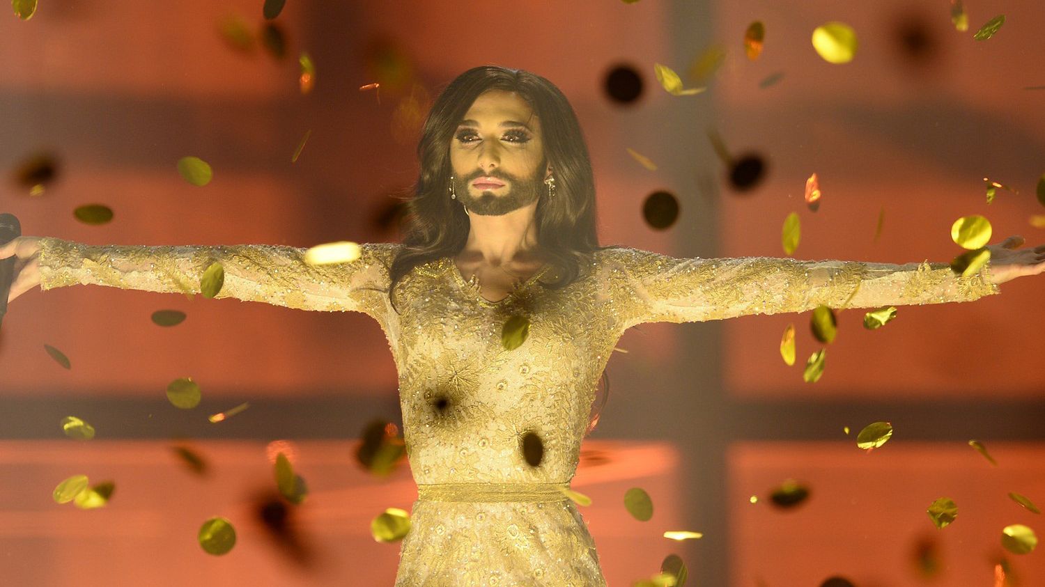 Conchita Wurst Le Chanteur Travesti à La Barbe Remporte Leurovision