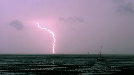 La foudre frappe le bassin d'Arcachon (Gironde), le 5 mai 2017. (NICOLAS TUCAT / AFP)