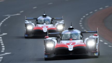 Les deux Toyota N.7 et 8 lors des essais des 24h du Mans 2018 (JEAN-FRANCOIS MONIER / AFP)