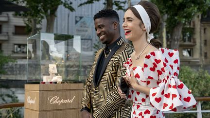 Lily Collins et Samuel Arnold mettant en valeur la marque de luxe Chopard dans la saison 2 d'Emily in Paris. (STÉPHANIE BRANCHU / NETFLIX)