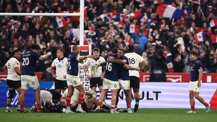 Peato Mauvaka et Julien Marchand se congratulent après la victoire du XV de France contre la Nouvelle-Zélande, le 16 novembre 2024 au Stade de France. (ANNE-CHRISTINE POUJOULAT / AFP)