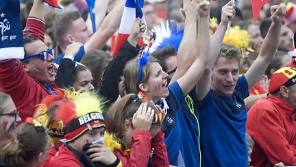 Des supporters belges et français s'étaient rassemblés pour regarder la demi-finale de la Coupe du monde 2018. (SEBASTIEN JARRY / MAXPPP)