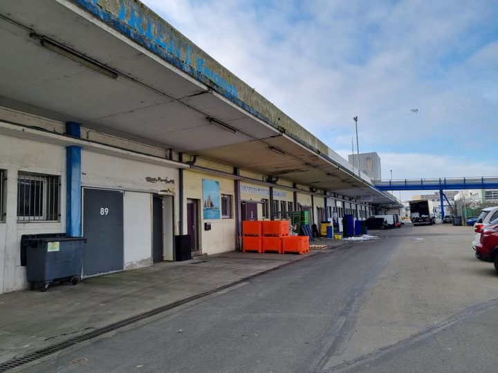 Port de pêche de Lorient, zone des mareyeurs. (MARION FERRERE / FRANCEINFO)