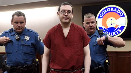 James Holmes quitte la cour apr&egrave;s l'&eacute;nonc&eacute; de la sentence, le 26 ao&ucirc;t 2015, &agrave;&nbsp;Centennial (Colorado). (REUTERS)