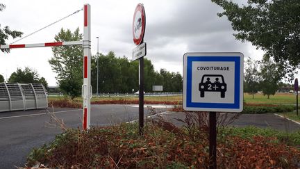 Un parking réservé au covoiturage au péage de Marolles-sur-Seine (Seine-et-Marne). (ISABELLE PIROUX / FRANCE-BLEU PARIS / RADIO FRANCE)