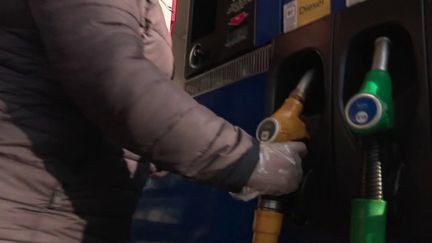 1,62 euros le litre.&nbsp;Jamais le gazole n’avait atteint un tel niveau.&nbsp;Le prix de l’essence à la pompe s’envole également, à 1,68 euros pour le sans-plomb 95.&nbsp;Les automobilistes voient leur facture gonfler de semaine en semaine, autant dire que l’indemnité inflation sera vite absorbée à ce rythme. (CAPTURE ECRAN FRANCE 2)