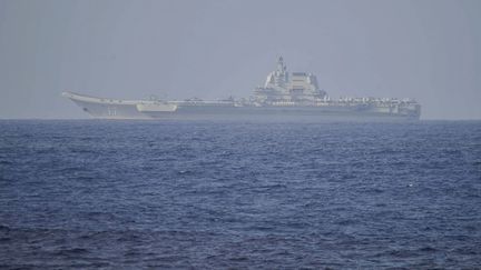 Le porte-avions chinois Shandong, le 5 avril 2023, dans les eaux du Pacifique. (JAPAN'S MINISTRY OF DEFENSE / AFP)