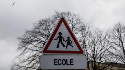 Un panneau de signalisation routière indiquant la présence d'une école à proximité (illustration). (SAMEER AL-DOUMY / AFP)