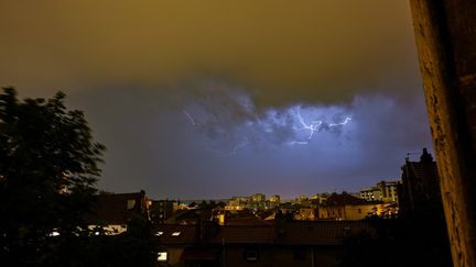 Un éclair dans le ciel de Clermont-Ferrand (Puy-de-Dôme), le 4 juin 2024. (ADRIEN FILLON / HANS LUCAS / AFP)