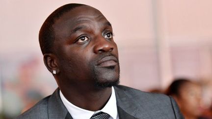 Akon au sommet sur l'énergie à Abidjan le 30 juin 2015 (SIA KAMBOU / AFP)