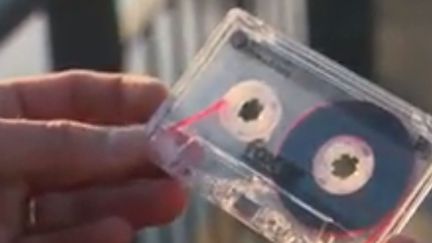 Alors qu'on a cessé de la fabriquer il y a 20 ans, revoilà la cassette audio. Deux entreprises dans le monde relancent ce produit. Une est française. Pourquoi fait-elle ce pari ?&nbsp;&nbsp; (FRANCE 2)