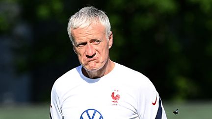 Didier Deschamps, dubitatif, lors d'un entraînement de l'équipe de France de football, le 10 juin 2021, à Clairefontaine. (FRANCK FIFE / AFP)