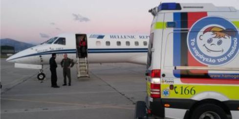 L'avion gouvernemental et l'ambulance de l'association grecque «sourire de l'enfant».  (@sourire de l&#039;enfant)