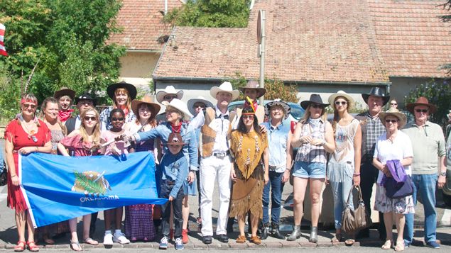 &nbsp; (Corinne et Régis viennent de se marier dans une ambiance cow-boy et saluent le Tour à leur manière © RF/BS)