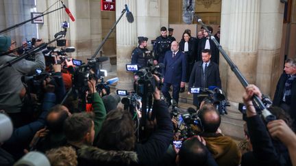 Eric Dupond-Moretti relaxé par la Cour de justice de la République. Ici lors de sa sortie du palais de Justice le 29 novembre 2023. (LUC NOBOUT / IP3 / MAXPPP)