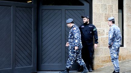 Des policiers positionnés devant une réisdence appartenant à Carlos Ghosn, l'ex-patron de Renault-Nissan, le 31 décembre 2019 à Beyrouth (Liban). (ANWAR AMRO / AFP)