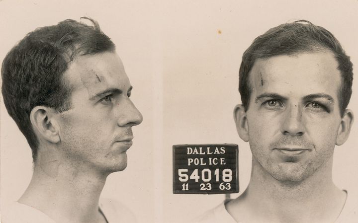 L'assassin de JFK,&nbsp;Lee Harvey Oswald,&nbsp;photographi&eacute; par la police de Dallas (Texas, Etats-Unis) apr&egrave;s son arrestation, le 22 novembre 1963. (RR AUCTION / AFP)