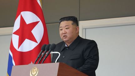 Le dirigeant nord-coréen Kim Jong-un visite la zone touchée par les inondations dans le comté d'Uiju, dans la province du Phyongan du Nord (Corée du Nord), entre le 8 et le 9 août 2024. (STR / KCNA VIA KNS / AFP)