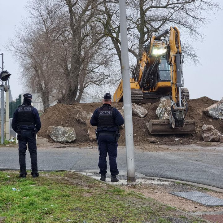 Une butte de terre est érigée à l'angle de la rue du Beau Marais et de la rue de Normandie, à Calais (Pas-de-Calais), le 16 novembre 2021.&nbsp; (PIERRE ROQUES)