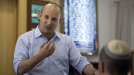 Naftali Bennett, leader de l'extr&ecirc;me droite religieuse, parle &agrave; des &eacute;tudiants d'une&nbsp;yeshiva (&eacute;cole religieuse) &agrave; Merkaz Shapira (Isra&euml;l), au cours d'une visite de campagne le 20 janvier 2013. (MENAHEM KAHANA / AFP)