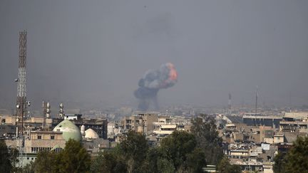 De la fumée après un bombardement sur la ville irakienne de Mossoul, le 7 avril 2017. (AHMAD GHARABLI / AFP)