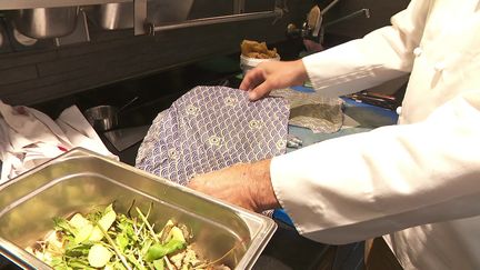 Le chef doublement étoilé, Christophe Aribert a banni tout plastique jetable de sa cuisine. Il utilise uniquement des objets réutilisables ou recyclables. L'hôtel-restaurant a reçu le label « plastic free », une récompense pour les établissements qui réduisent leur usage du plastique. C'est le deuxième restaurant à l'obtenir en France.