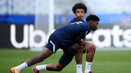 Jules Koundé et Aurélien Tchouaméni lors d'un entraînement avec l'équipe de France, le 12 juin 2022. (FRANCK FIFE / AFP)