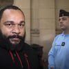 L'humoriste controvers&eacute;&nbsp;Dieudonn&eacute; Mbala Mbala au palais de justice de Paris, le 13 d&eacute;cembre 2013. (JOEL SAGET / AFP)