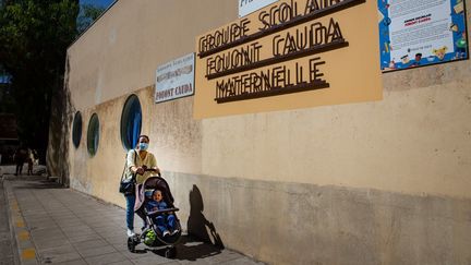 Une maman à proximité d'une école maternelle à Nice, le 1er septembre 2020. (ARIE BOTBOL / HANS LUCAS / AFP)