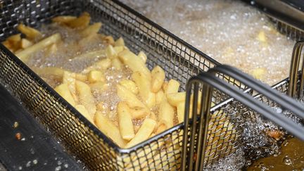 La cuisson des frites dans un restaurant (photo d'illustration). (JEAN-LUC FLEMAL / MAXPPP)