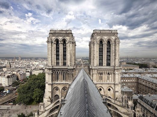 Depuis la flèche d'Eugène Viollet-Le-Duc, vue d'une partie du toit et des tours de Notre-Dame-de-Paris. Mai 2018. (JEAN-GABRIEL BARTHELEMY)