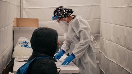 Une soignante&nbsp;pratique&nbsp;un test de dépistage du Covid-19 à New York, le 27 décembre 2021. (Scott Heins / GETTY IMAGES NORTH AMERICA / Getty Images via AFP)