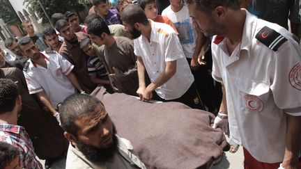 Un Palestinien de 21 ans est enterr&eacute; apr&egrave;s avoir &eacute;t&eacute; tu&eacute; lors d'un raid a&eacute;rien &agrave; Rafah, dans la bande de Gaza, le 20 juin 2012. (SAID KHATIB / AFP)