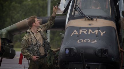 Le Prince Harry pr&eacute;pare un vol de reconnaissance en h&eacute;licopt&egrave;re avec l'arm&eacute;e de l'air australienne, &agrave; Darwin (Australie), le 18 avril 2015. (CPL OLIVER CARTER / AUSTRALIAN DEFENCE / AFP)