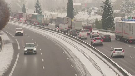 33 départements seront à partir de minuit, mercredi 14 décembre, placés en vigilance orange pour neige et verglas. La prudence est recommandée, car l'offensive hivernale va s'intensifier. (France 3)