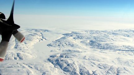 Vue aérienne du glacier&nbsp;Hiawatha, au Groënland, sous lequel un immense cratère a été découvert. (JOHN SONNTAG / NASA / AFP)