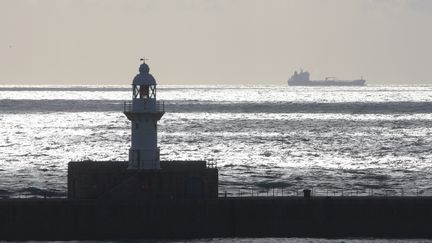 En 2018, plus de 500 migrants ont tenté la traversée entre Calais, en France, et Douvres (ci-contre), en Angleterre, sur des embarcations de fortune. (PHILIPPE TURPIN / MAXPPP)