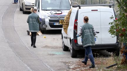 Le véhicule utilitaire blanc dans lequel la riche propriétaire Jacqueline Veyrac a été retrouvée, le 26 octobre 2016, à Nice (Alpes-Maritimes). (MAXPPP)