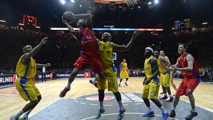 Jeremy Pargo (CSKA Moscou) sous le panier du Maccabi Tel-Aviv (OLIVIER MORIN / AFP)