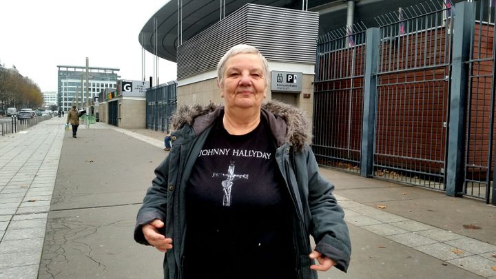 Nelly, fan de Johnny Hallyday, est venue rendre hommage à l'artiste devant le Stade de France. (BENJAMIN ILLY / FRANCEINFO)