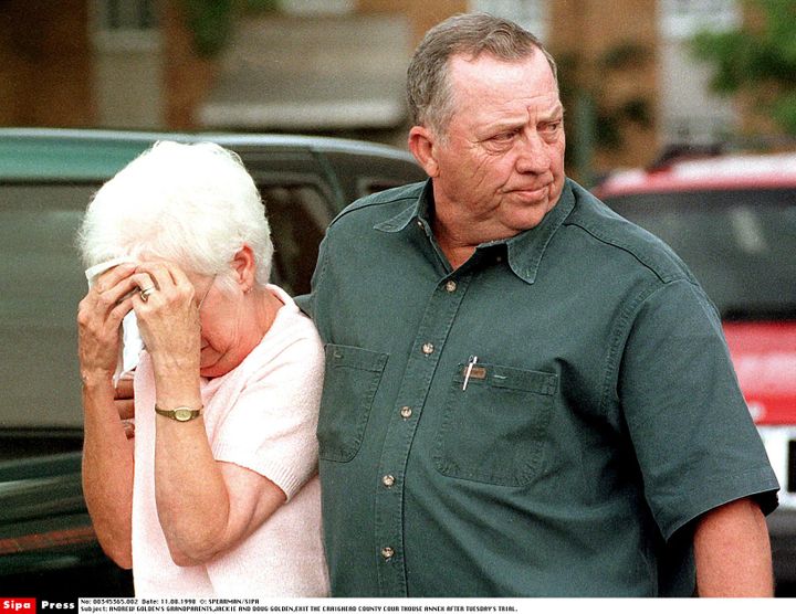 Jackie et Doug Golden, les grands-parents d'Andrew, quittent le tribunal de Jonesboro (Arkansas, Etats-Unis), le 11 août 1998. (SPEARMAN / SIPA)