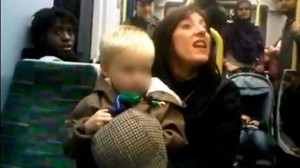 Capture d'&eacute;cran de la vid&eacute;o post&eacute;e le 27 novembre 2011 sur YouTube montrant une femme lan&ccedil;ant des injures racistes dans un tram de Londres (Royaume-Uni). (FTVi)