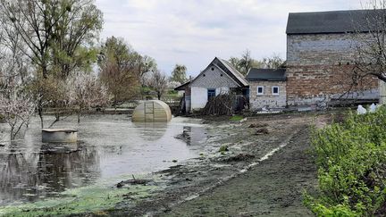 A 40 kilomètres de Kiev, le village de Demydiv s'est retrouvé inonder après le sabotage volontaire d'un pont et une digue qui protégeait le petit village&nbsp;d'un grand lac réservoir. (ÉRIC AUDRA / RADIOFRANCE)