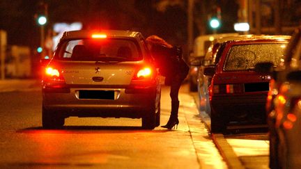 Une prostitu&eacute;e discute avec un client potentiel &agrave; Nice (Alpes-Maritimes) en 2002. (  MAXPPP)