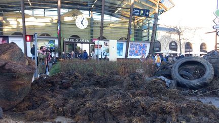 Des agriculteurs ont bloqué la gare, jeudi 24 janvier 2024. (ALAIN GASTAL / RADIO FRANCE)