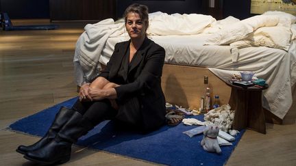 L'artiste Tracey Emin et son installation "My Bed" lors de la présentation à la presse chez Christie's, le 27 juin 2014.
 (NIKLAS HALLE&#039;N / AFP)