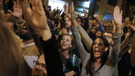 Les supporters de l'indépendance de la Catalogne fêtent le succès du "oui" près de leur bureau de vote barcelonais, le 1er octobre 2017. (PAU BARRENA / AFP)