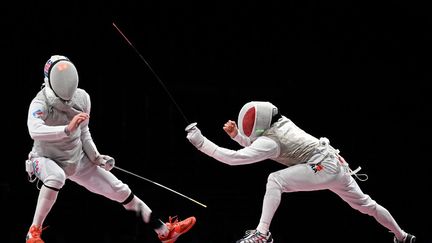 L'équipe de France de fleurettistes, composée d'Enzo Lefort, Maxime Pauty, Erwann Le Pechoux et Julien Mertine ont remporté l'or olympique à Tokyo, le 1er août.&nbsp; (FABRICE COFFRINI / AFP)