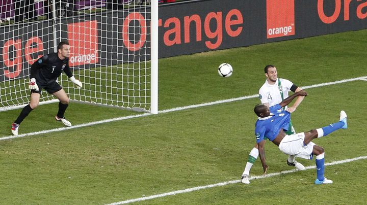 Mario Balotelli a marqu&eacute; son premier but de la comp&eacute;tition face &agrave; l'Eire, le 18 juin 2012 &agrave; Poznan (Pologne), d'une superbe reprise de vol&eacute;e.&nbsp; (BARTOSZ JANKOWSKI / REUTERS)